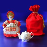 Кукла на чайник и чайник с росписью в бархатном мешке